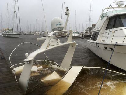 El mástil de un barco hundido en un muelle en Grand View Marina en New Bern.