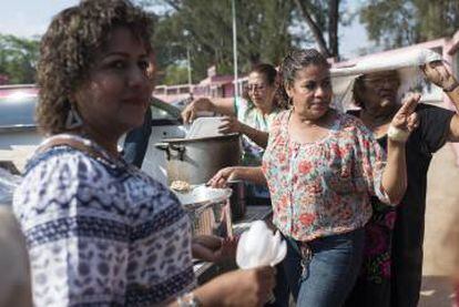 Vecinas de Matías Romero, Oaxaca, repartiendo comida a los migrantes