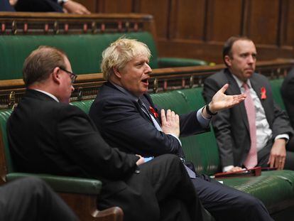 El primer ministro británico, Boris Johnson, (en el centro) durante la votación para aprobar las medidas contra el coronavirus, este martes, en Londres.