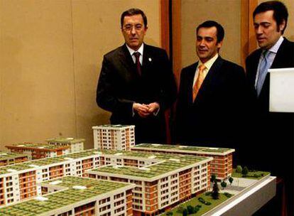 José Luis Bilbao, Jabyer Fernández y Fernando García Macua (de izquierda a derecha) contemplan la maqueta de varios de los bloques de viviendas de las que se iban a construir en la fábrica de Alonsotegi, cuando el proyecto fue presentado públicamente en febrero de 2007.