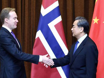 El ministro de Exteriores chino recibe a su hom&oacute;logo noruego, Borge Brende, para restablecer las relaciones comerciales, congeladas desde 2010. 