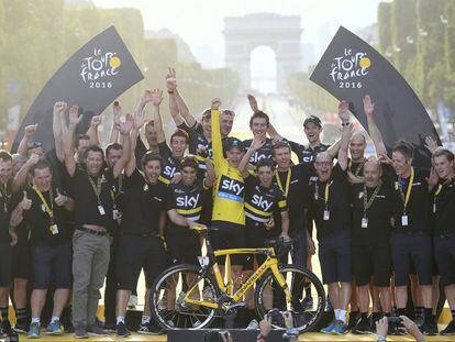 El Sky al completo, en el podio del &uacute;ltimo Tour, con Froome de amarillo.