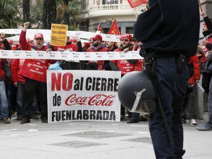 Protesta de trabajadores de Coca-Cola ante el Congreso