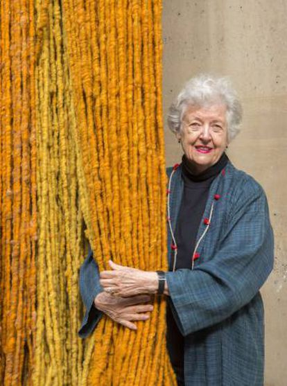 Sheila Hicks, en su taller del Odeón, París. 
