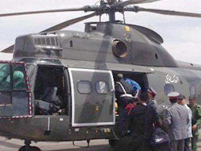 Helicóptero del ejército marroquí del rescate de los espeleólogos.