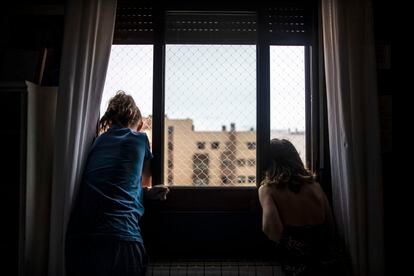 Dos niñas, en su casa durante el confinamiento por la pandemia del coronavirus en abril de 2020.