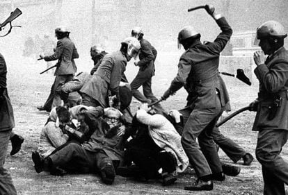 Represi&oacute;n de la Polic&iacute;a Armada, los &quot;grises&quot;, en una manifestaci&oacute;n en Barcelona en 1976. 