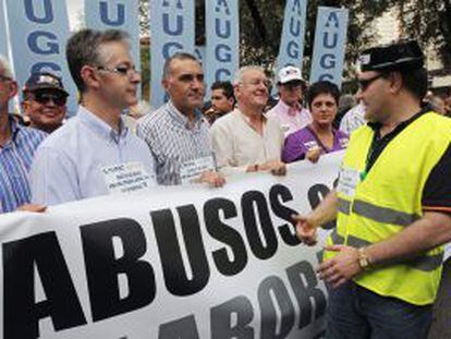 Los líderes de las asociaciones de guardias civiles, junto a Cayo Lara (segundo por la derecha), en la manifestación del 18 de septiembre de 2010.