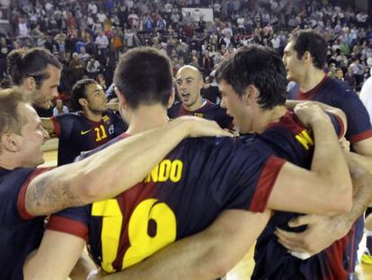 Los jugadores del Bar&ccedil;a celebran el t&iacute;tulo de Liga.