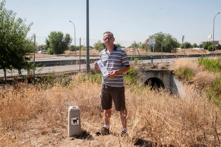 Hilario Villalvilla, de ecologistas en acció, posa junto a un mojón que señala el paso de una vía pecuaria que ha sido fulminada por el aeropuerto Adolfo Suárez, en el barrio de Barajas.
