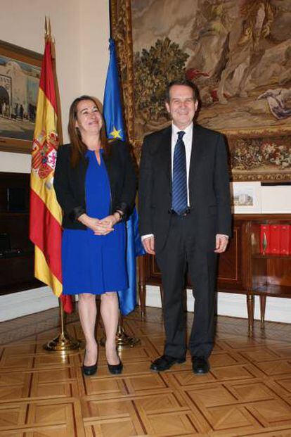 Elena Collado, secretaria de Estado de función pública y Abel Caballero, presidente de la FEMP