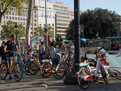 Bicicletas de sharing mal aparcadas y en el suelo en la plaza de Cataluña de Barcelona, este mes de septiembre.