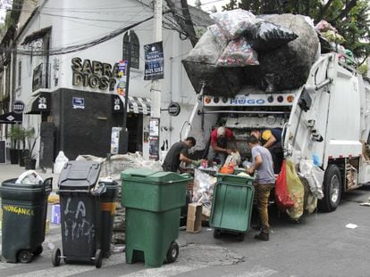 Un autobús de basura de Ciudad de México separa residuos.