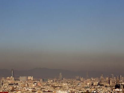 La contaminació atmosfèrica cobreix la ciutat de Barcelona.