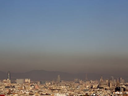 La contaminació atmosfèrica cobreix la ciutat de Barcelona.