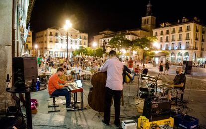 Actuaci&oacute;n en la terraza del bar Rubí, en la Plaza Mayor de Segovia, dentro del festival Vete al Fresco 2015. 