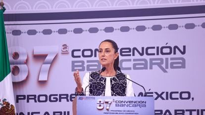 Claudia Sheinbaum habla durante su participación en la Convención Bancaria en Acapulco.