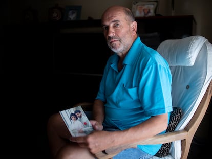 Rafa Torres, marido de Estrella, una mujer que ejerció su derecho a morir dignamente a través de la eutanasia, con una fotografía del día de su boda.