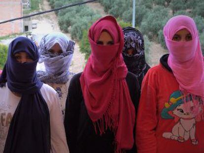 Las trabajadoras marroquíes acusan al SAT de apropiarse indebidamente de su dinero y hacerlas trabajar para sufragar sus gastos.