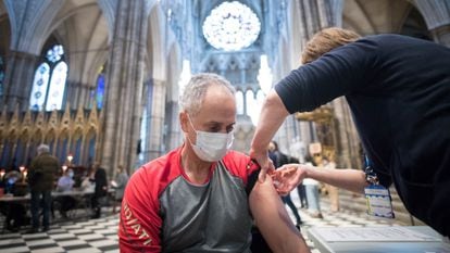 Un hombre es vacunado en la Abadía de Westminster de Londres, el 10 de marzo. 