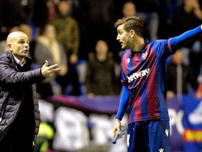 Paco López da instrucciones a José Campaña