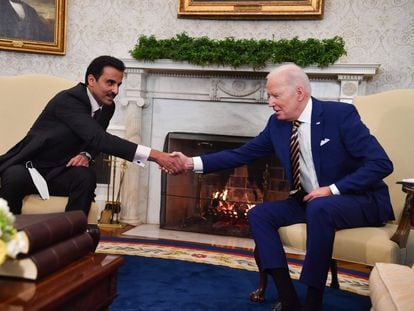 El presidente de EE UU, Joe Biden, y el emir de Qatar, Tamim Bin Hamad al Thani, este lunes 31 de enero en la Casa Blanca.