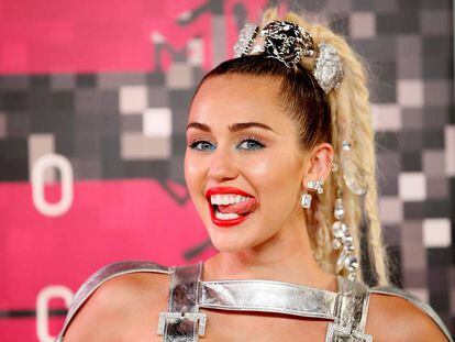La cantante, en los MTV Video Music Awards de 2015, haciendo su característico gesto de sacar la lengua.