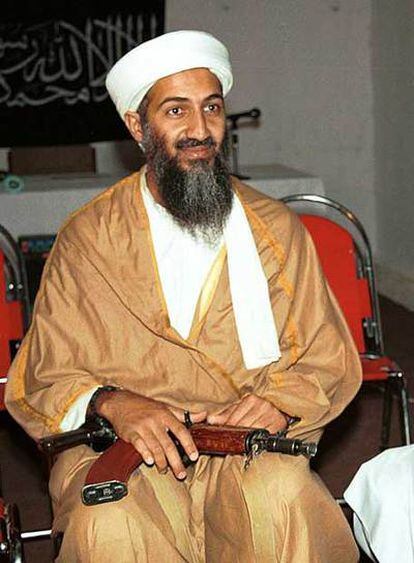 El líder de Al Qaeda, Osama Bin Laden, con un rifle Kaláshnikov en las manos.