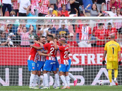 Jugadores del Girona celebran un tanto frente al Mallorca, partido de la jornada seis.