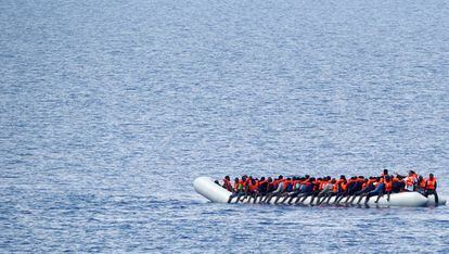 Inmigrantes a la espera de ser rescatados en el Mediterr&aacute;neo central el pasado d&iacute;a 18. 