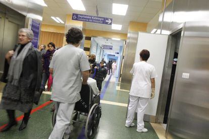 Varios pacientes recorren uno de los pasillos del Hospital de Cruces, en una imagen de archivo.