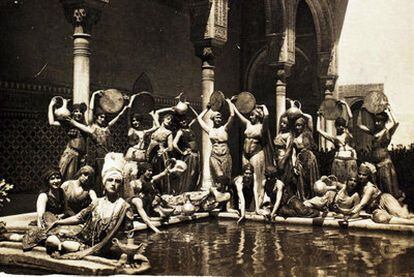 Bailarines de los Ballets Rusos, posando en Granada en 1918 con el vestuario de <i>Sherezade</i>.