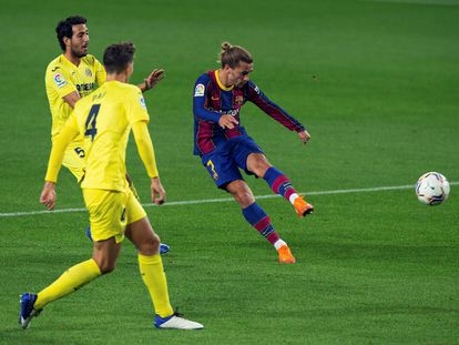 El delantero del Barcelona Antoine Griezmann chuta ante Pau Torres y Dani Parejo.