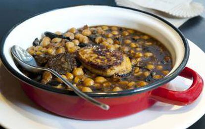 Garbanzos con butifarra, setas y foie.