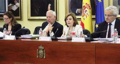 En el centro de derecha a izquierda, Soraya Sáenz de Santamaría junto al ministro de Exteriores, José Manuel García-Margallo.