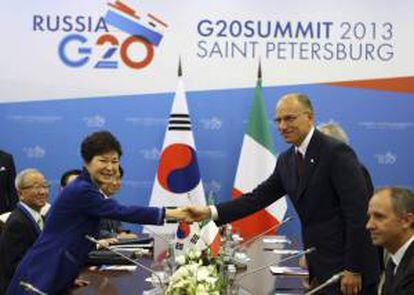 La presidenta surcoreana, Park Geun-hye (izda), estrecha la mano del primer ministro italiano Enrico Letta al comienzo de su reunión bilateral celebrada en el marco de la cumbre del G20 que se celebra en San Peterburgo (Rusia) hoy, jueves 05 de septiembre de 2013.