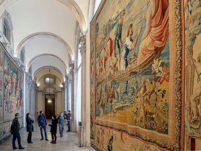 Galería del Palacio Real durante la presentación de los tapices elaborados por Rafael.