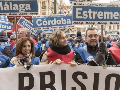 Representantes de los sindicatos de prisiones protestan este miércoles ante la sede en Madrid de Instituciones Penitenciarias.