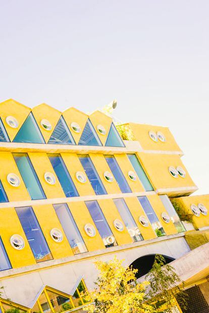 La colorida fachada del Colegio Reggio, diseñado por Andrés Jaque.