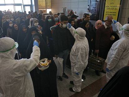 Controles médicos contra el coronavirus en el aeropuerto de Najaf, en Irak.