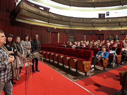 Benito Zambrano presenta en Sevilla 'La voz dormida' a 250 mayores