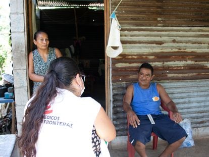 Una cooperante de MSF se reúne para hablar con un enfermo de Nefropatía endémica mesoamericana sobre el procedimiento a seguir.
