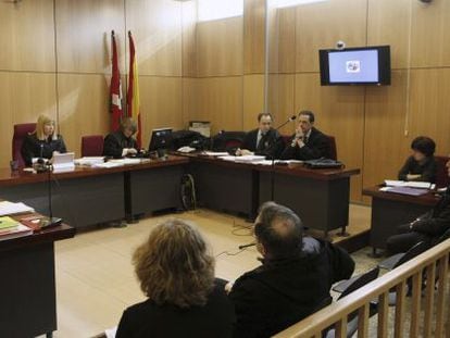 El presidente de Kutxa, Xabier Iturbe (izquierda), durante el juicio por la renovaci&oacute;n de cargos de 2012 de la caja.