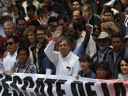 Cuauhtémoc Cárdenas (al centro), en la manifestación.