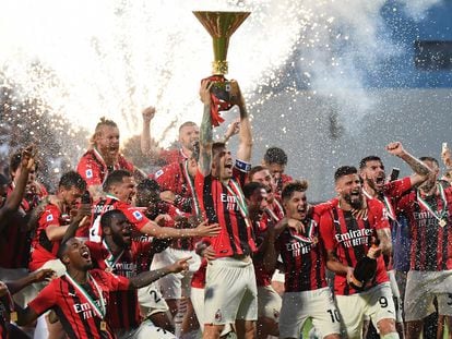 Los jugadores del Milan celebran el título de la Serie A conseguido la temporada pasada.
