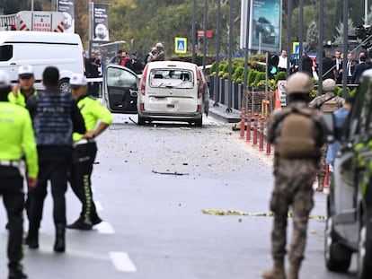 El vehículo utilizado para el ataque en la sede del Ministerio del Interior de Turquía, en Ankara, este  domingo.