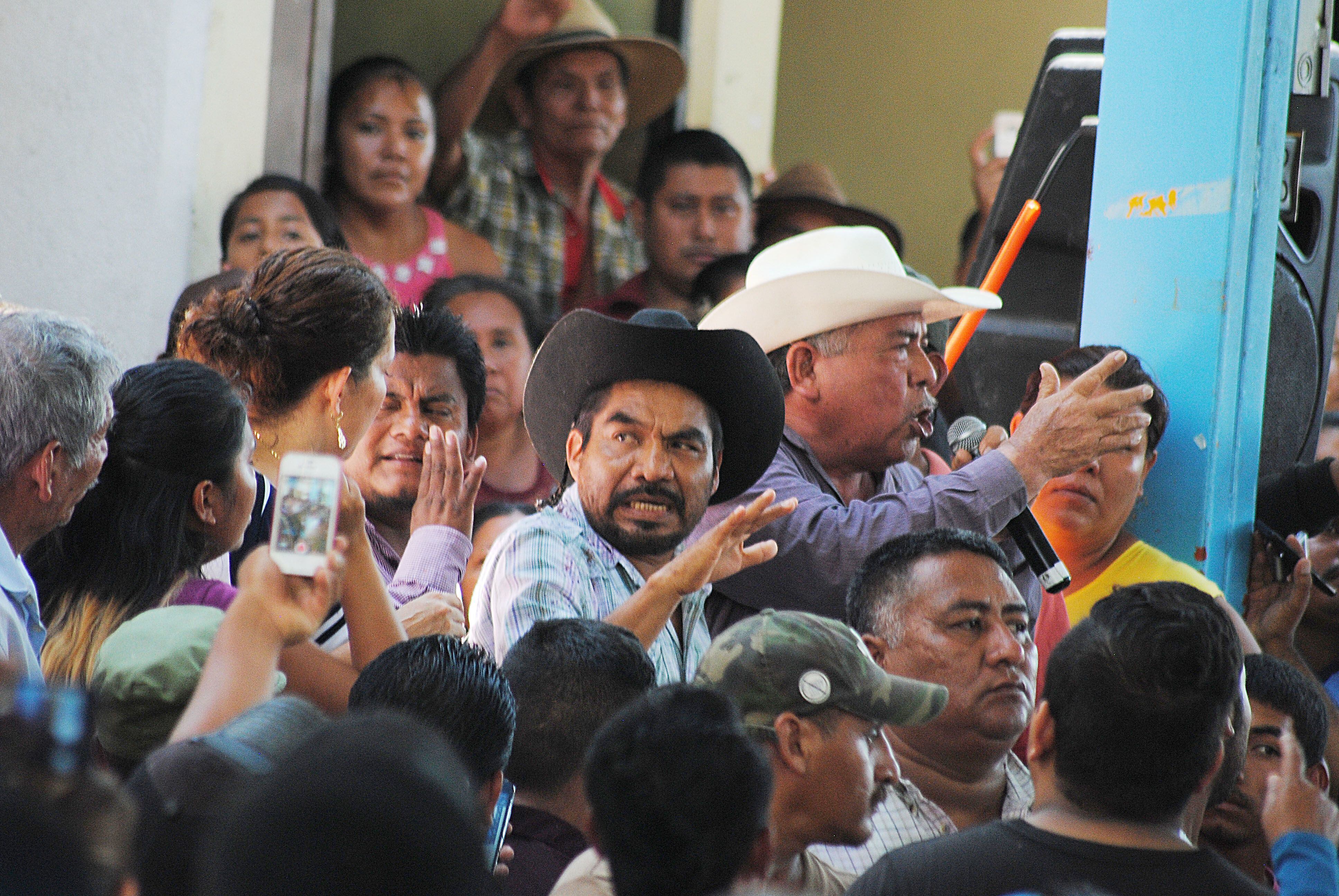 Bruno Plácido, durante un diálogo con pobladores de Tierra Colorida, en febrero de 2015.