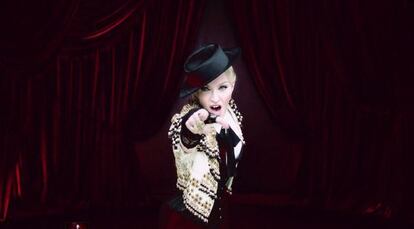 Madonna, con vestuario taurino.