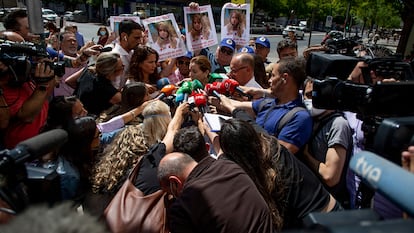 Antonio del Castillo y Eva Casanueva, padres de Marta del Castillo, a la salida de los juzgados de Sevilla, en 2022,