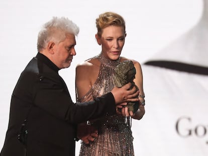 Cate Blanchett recibe el pasado mes de febrero el primer Goya Internacional de manos de Pedro Almodóvar.